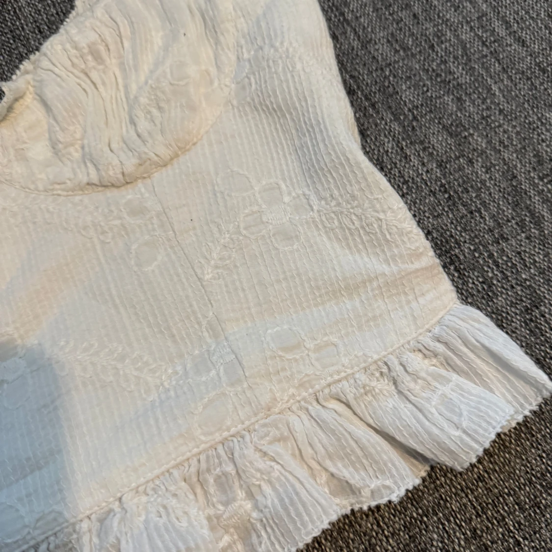 Vit broderad linnetopp med volang - 3