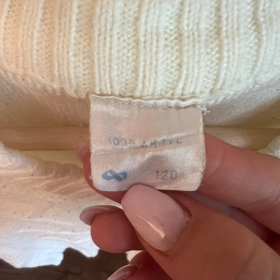 Vit stickad väst med v-ringning - 1