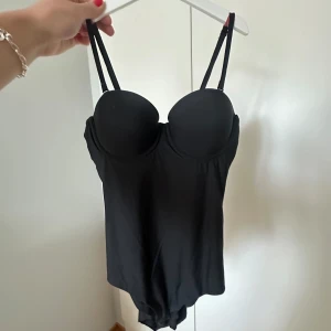 Svart body - Den perfekta body suiten😍aldrig använd, helt ny! Köpt i Edinburgh