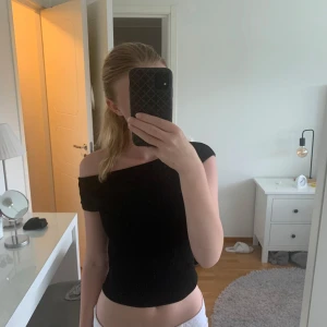 Svart Edikted topp - Säljer denna svarta toppen från Edikted. Passar till både fest och vardag. Hör av vid frågor!💛