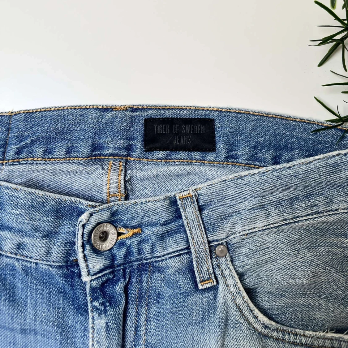 Ljusblå jeans från Tiger of Sweden (storlek 30/32) - 2