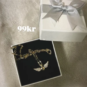Guldigt halsband med vingar  - 22kr frakt 
