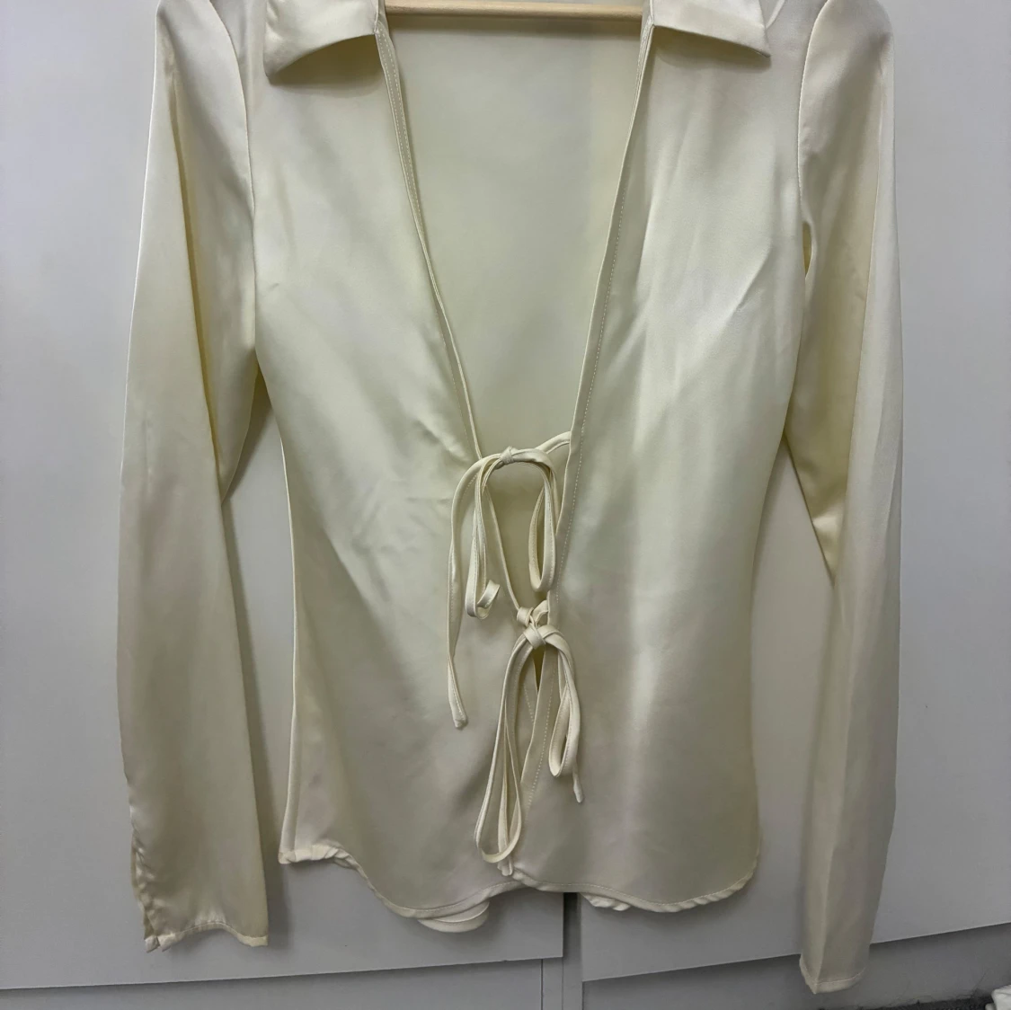 Champagnefärgad omlottopp i satin XS