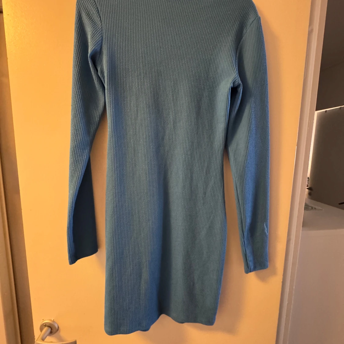 Blå ribbad cut out-klänning Clockhouse - 1