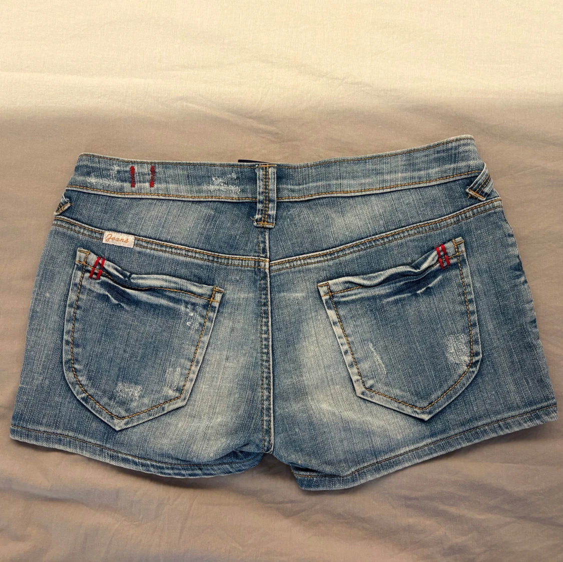 Blå lågmidjade jeansshorts  - 1