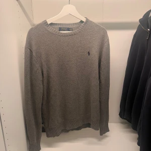 Ralph Lauren stickad tröja  - Säljer nu denna klassiska stickade tröjan från Ralph Lauren i NYSKICK! Säljer då den inte kommer till användning trots att jag endast använt den typ 3 gånger. Nypris: ca 2000kr Mitt pris: 800kr Skriv vid minsta lilla, pris går att diskutera!❤️