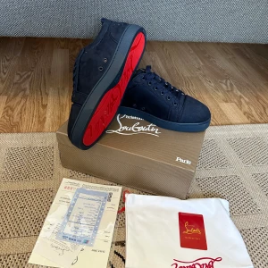 Mörkblå sneakers från Christian Louboutin - Hej jag säljer mina skor som är helt nya och allt följer med 