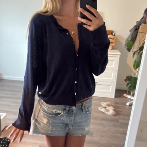 Snygg mörkblå marinblå kofta - snyggaste marinblåa koftan, tunt stickad med gulddetaljer, säljer då jag inte får användning för den🤍alla knappar kvar, inte nopprig