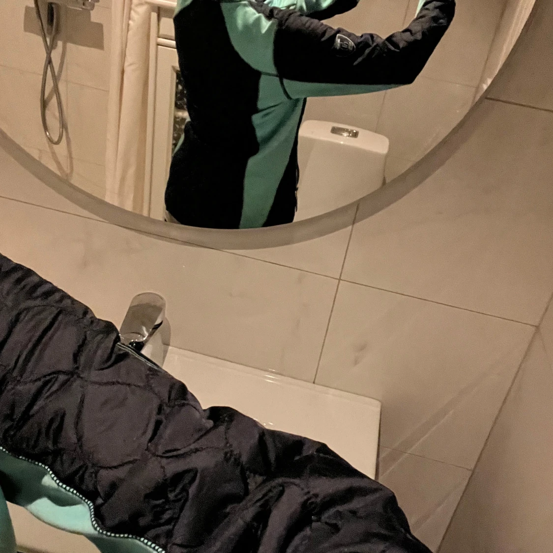 Svart och mintgrön vindjacka - 1