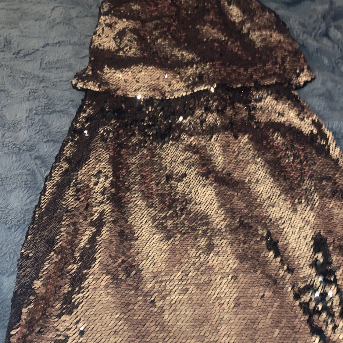 Guldig paljettklänning med svart insida - 1