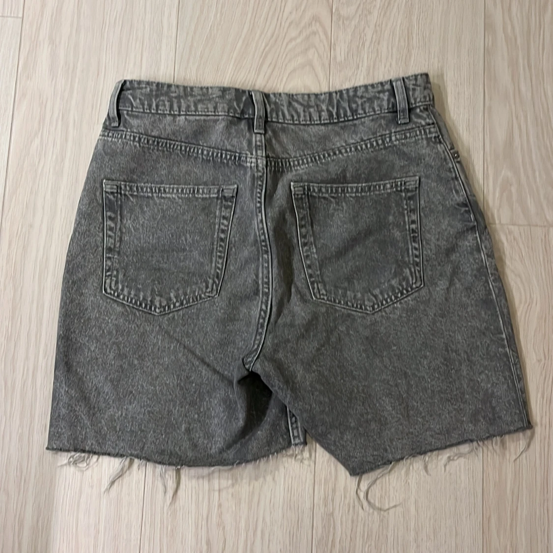 Grå jeansshorts med rå kant - 1