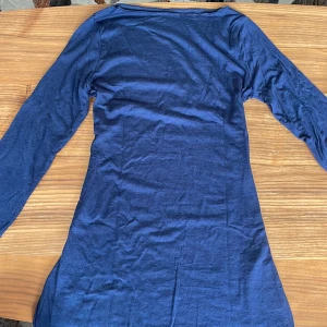 Intimissimi marinblå tröja - Helt ny och oanvänd pga att det är fel storlek. Jätte fin tröja som passar perfekt om man har intimissimis BH! Marinblå färg och lite genomskinlig. Storlek S. Jag säljer även intimissimis passande BH om man vill ha båda! 