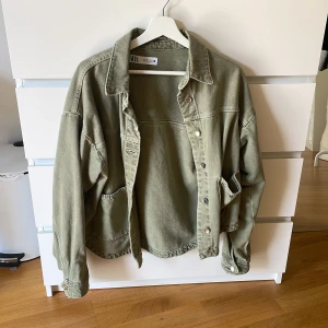 Grön jeansjacka - Geön jeansjacka från Zara med klassisk krage och knappar framtill. Jackan har två stora fickor på sidorna och avslappnad passform. I storlek S och säljs för 200 kr exkl frakten🩷