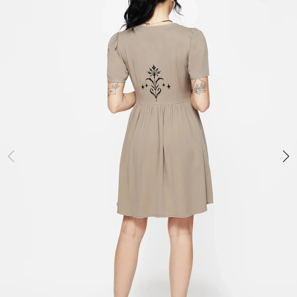 Beige broderad kortklänning med knappar - 3