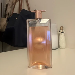 Lancome Idôle Aura Eau de Parfum 75ml - Lancome Idôle Aura Eau de Parfum. Lite använd. Nypris 1175kr mitt pris 700kr