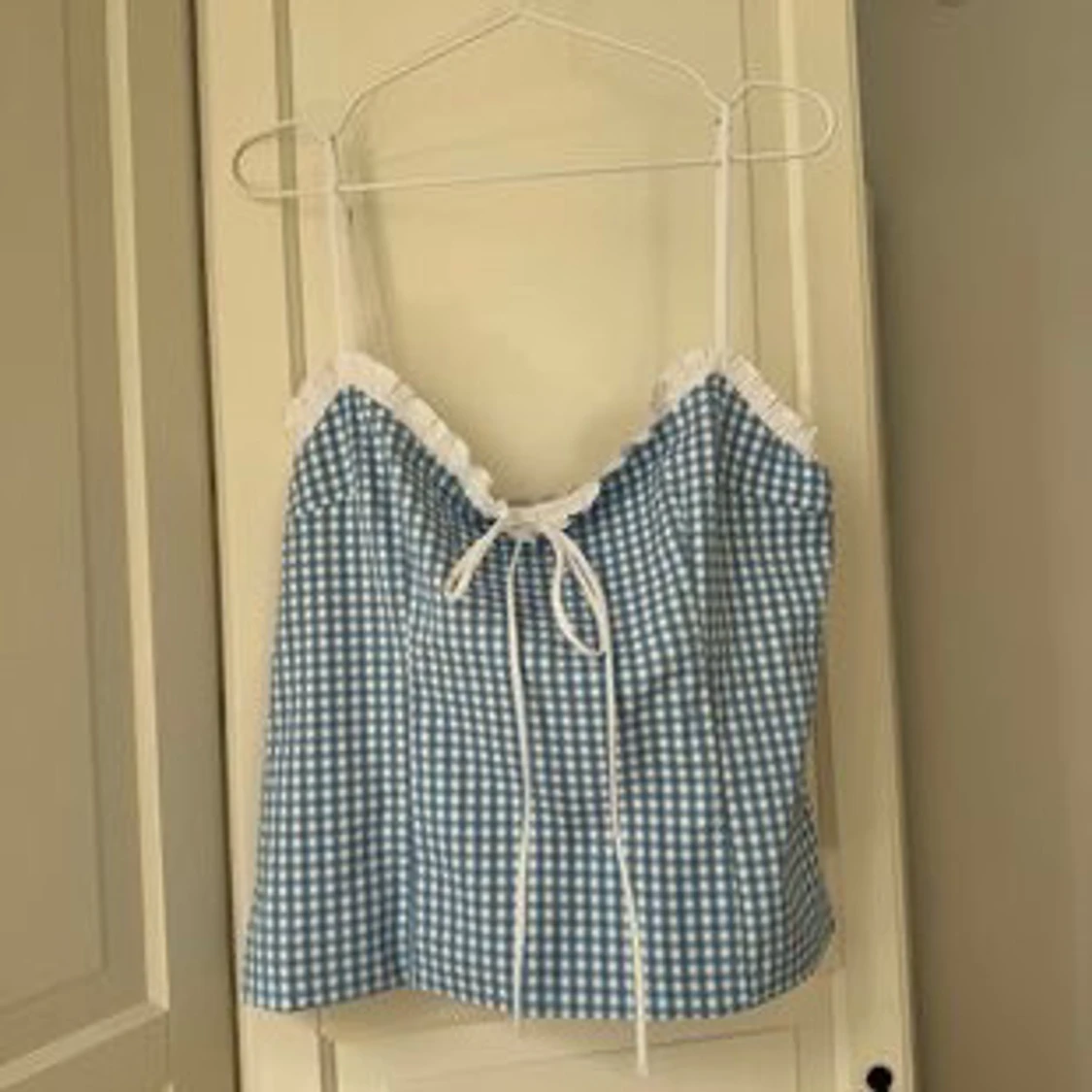 Blåvit rutig linnetopp med spets