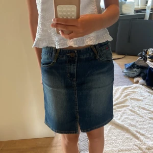Jeanskjol från Serious Sally - Snygg klassisk jeanskjol från Serious Sally i mörkblå denim. Modellen är rak och slutar ovanför knäna, med knapp- samt dragkedjestängning. Perfekt till sneakers eller boots för en chill look💗