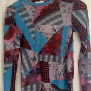Meshad tröja med mönster - Använd fåtal gånger, bra skick! 