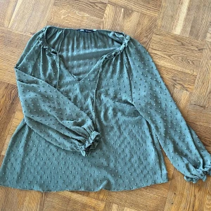 Grön blus med prickar från Zara - Supersöt grön blus från Zara!! Storlek S men passar även M!! Köpt på plick och hade ett hål i mitten så vi sydde ihop inget märkbart alls, 