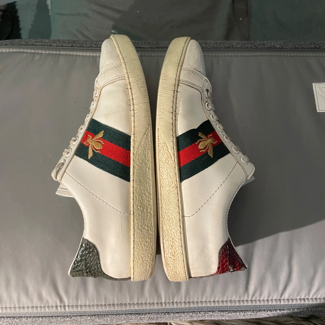 Gucci Ace vita sneakers med bi-detalj - 3