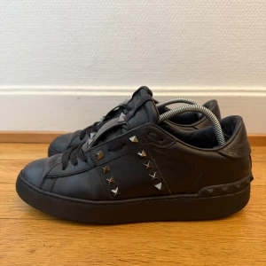 Valentino rockstud sneakers - Säljer nu dessa fina valentino skor | Fint skick | Storlek 38,5 | Kvitto finns | Hör gärna av er vid frågor eller funderingar 
