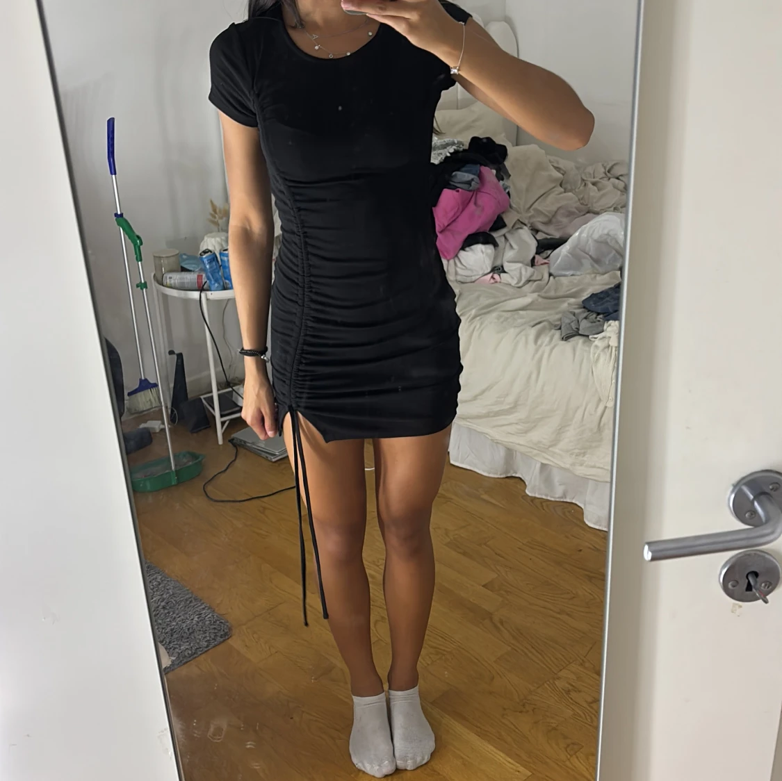 Svart tight kortklänning med snörning