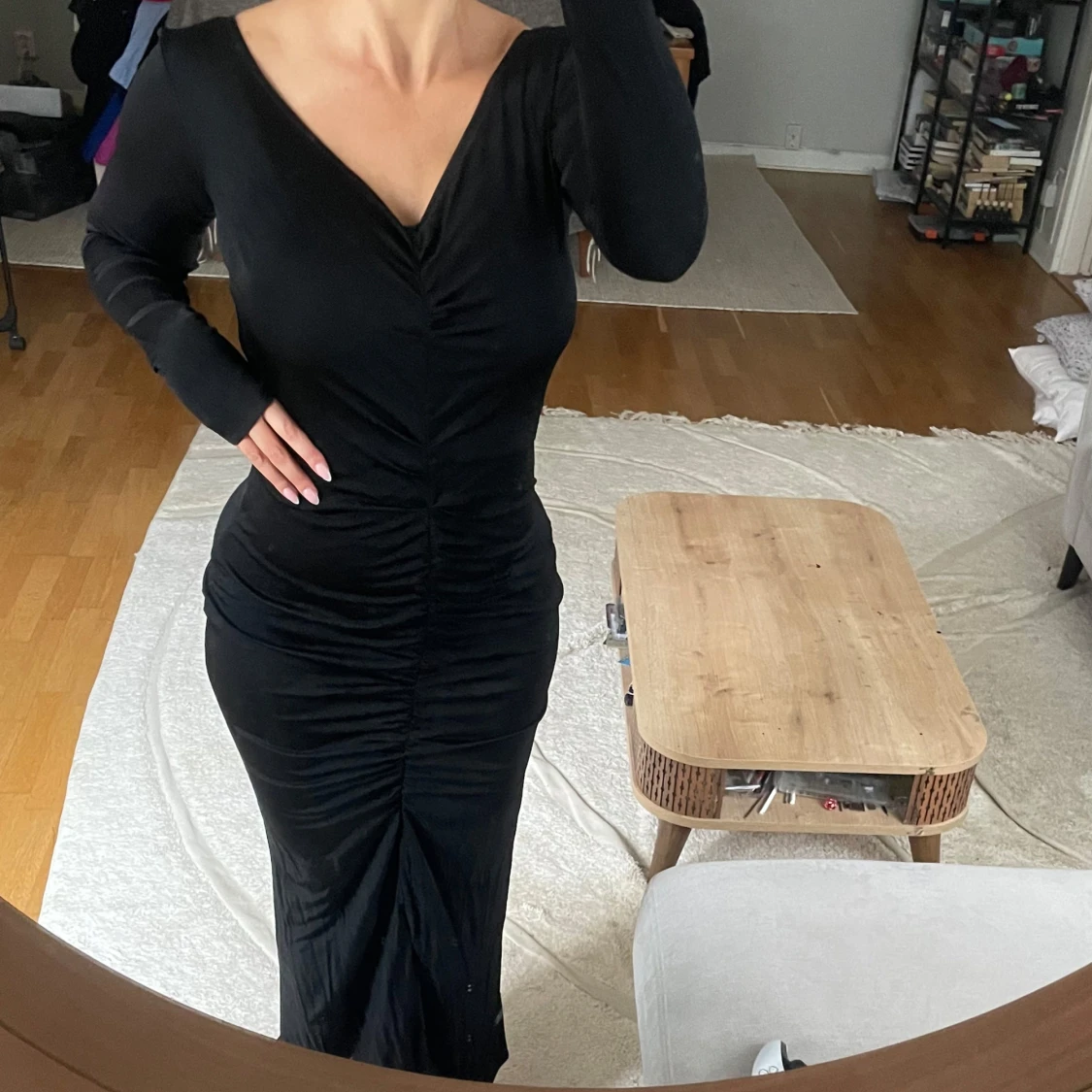 Svart långklänning med rynk och v-ringning