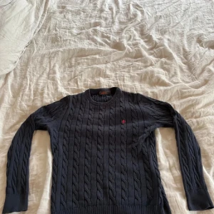 Mörkblå stickad tröja från - Dzdzdfffdd