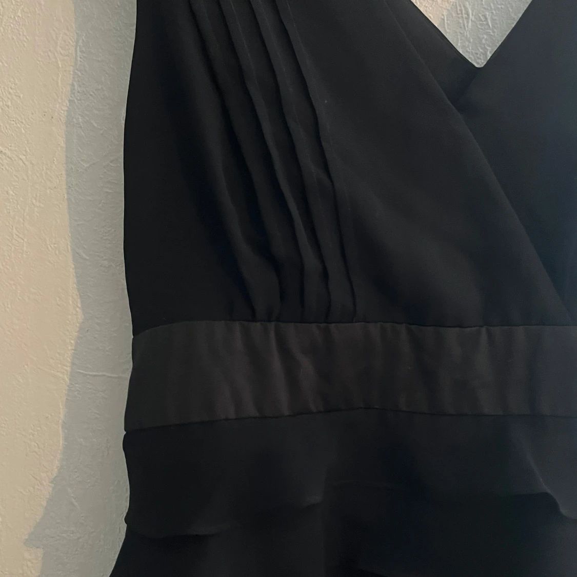 Svart klänning med volanger - 2