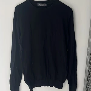 Svart Crewneck från Dressmann - En stilren svart tröja från Dressmann i mjuk Supima-bomull. Storlek S 