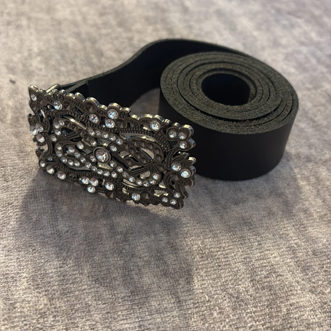 Svart bälte med glittrigt spänne - 1