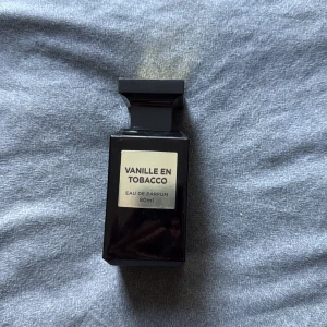 Vanille En Tobacco Eau de Parfum 80ml - Jag säljer min Vanille En Tobacco EDP parfym ifrån Fragrance World knappt använd men locket sitter inte jättebra, paketet till parfym följer med hör av dig om minsta lilla✌🏼 (pris kan diskuteras)