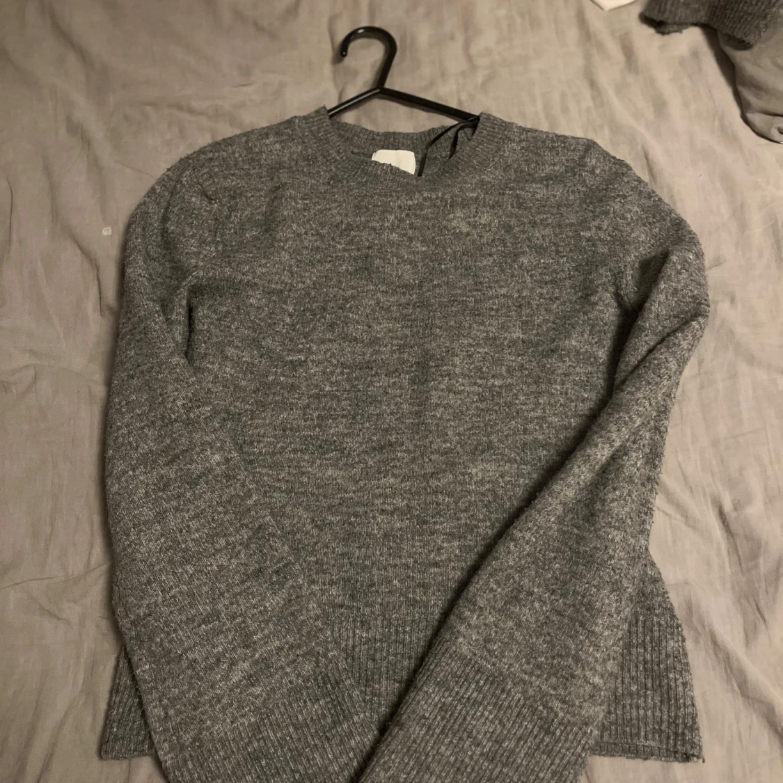 Grå stickad tröja 
