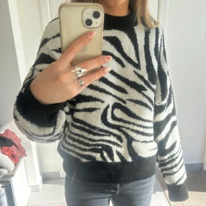Zebramönstrad stickad tröja i svart och vit - Säljer en cool zebramönstrad tröja i svart och vit. Tröjan är extremt bekväm men något nopprig vilket är lätt att ordna💕 strl M och sitter som en M