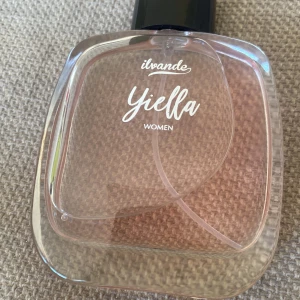 Ylella Women Parfym från Ilvande - Säljer en elegant parfym för kvinnor från Ilvande, Ylella. Flaskan har en mjuk, fyrkantig form med en ljusrosa vätska inuti och en stilren svart kork. Perfekt för den som söker en sofistikerad doft. Den luktar otroligt men det är bara att jag har så många andra❤️✨