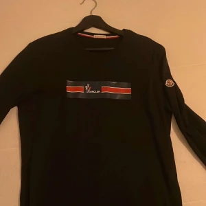 Moncler långärmad   - Säljer den för att jag inte använder den längre 