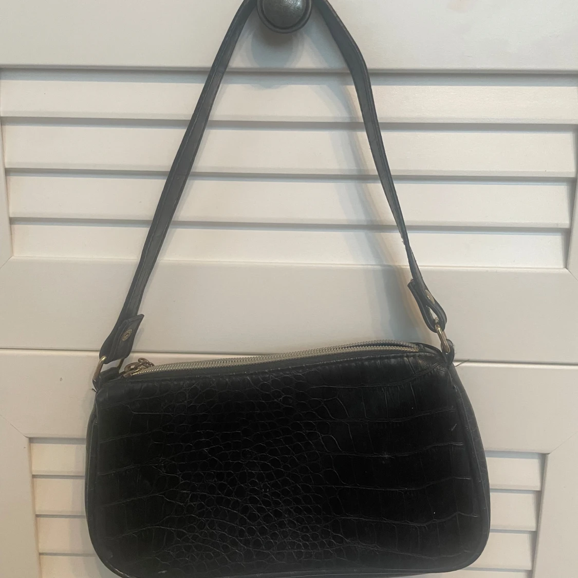 Svart axelväska med krokodilmönster - 1
