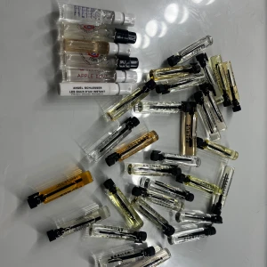 Samples Kayali, etat libre d'orange, essnce, juliette has a gun m.m. - samples finns vid intresse. har de flesta essnce förutom de nyare. finns en del kvar i kayali vanilla coco utopia och kayali sparkling lychee. större ml i juliette has a gun - pear inc. skriv vid intresse. essnce samples kostar 45 kr/st på deras hemsida. kan sälja för 10 kr vid köp av något annat eller flera.  juliette has a gun 7,5 ml kostar 319 kr. är ca 6/7,5 ml kvar, kan sälja för 80 kr.