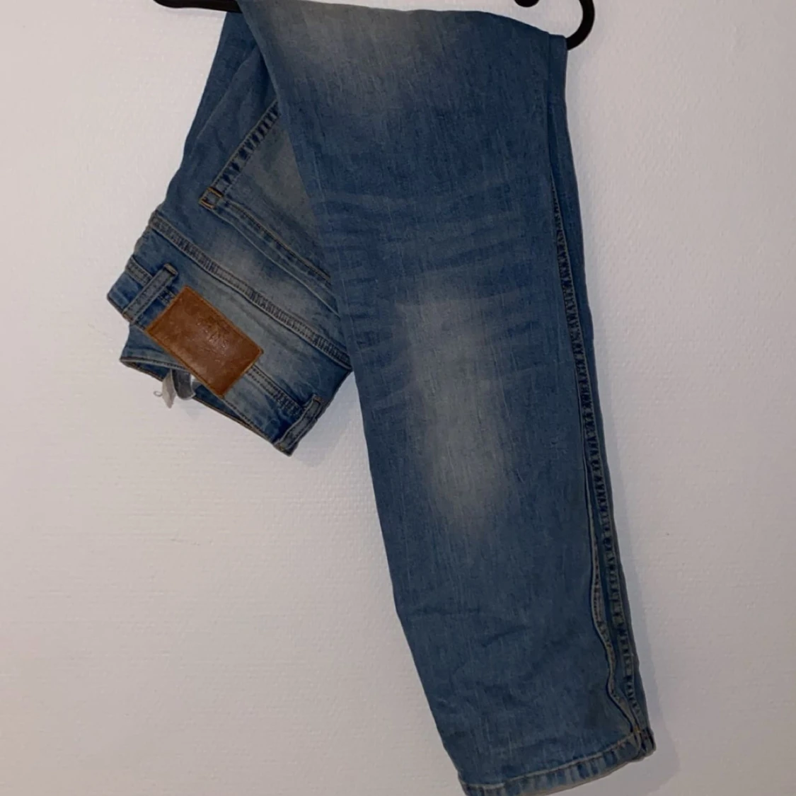 Blå jeans med läderdetalj