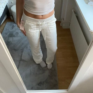 Vita linnebyxor från Nelly - Skriv innan du köper:) Säljer ett par vita linnebyxor från Nelly. Strl xs , aldrig använda, lappen kvar