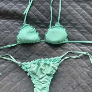 Turkos bikini från Calzedonia - Snygg turkos bikini från Calzedonia med volangdetaljer. Toppen har knytband och triangelformade kupor. Använd några gånger men i fint skick☺️☺️💞