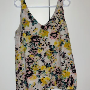 Toppi - Naisten kiva vaaleansävyinen ja kukkainen toppi. Koko XL. Kissatalous MMM Mikäli hinta ei miellytö tarjoa rohkeasti Katsothan myös muut ilmoitukseni!!