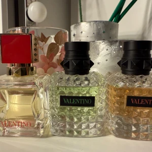 Parfymer! Valentino, Chloé & Kayali - Säljer lite parfymer! Chloé Nomade: 250kr, Kayali Lovefest Burning Cherry: 600kr, Valentino Voce Viva: 500kr, Valentino Bien In Roma Coral Fantasy: SÅLD!! & Valentino Born In Roma Green Stravaganza Donna: 500kr  Alla tillsammans kan säljas till ett pris av 1850kr
