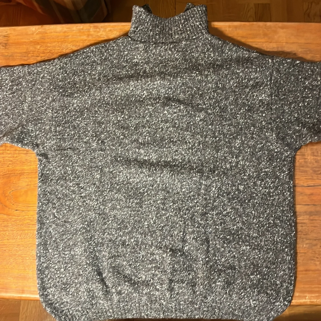 Grå stickad tröja med dragkedja från Orix - 1