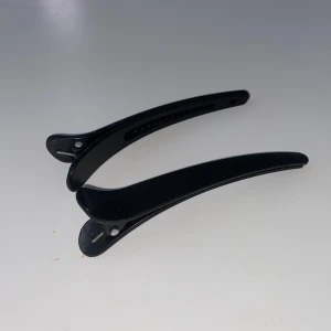 Svart hårklämma - Snygg och praktisk svart hårklämma i plast. Perfekt för att hålla håret på plats med stil. Enkel att använda och passar till alla hårtyper.😍