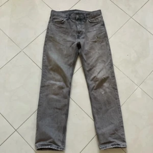 Grå Weekday Jeans - Snygga grå jeans från Weekday i modellen Space Relaxed Straight. De har en klassisk femficksdesign och är tillverkade i ett bekvämt material som passar perfekt för en avslappnad stil. Långs 30 waist 27, jag är 184 och de passar 