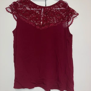 Paita - Naisten ihana viininpunainen pusero, jossa ihanaa pitsistä kangasta yläosassa, sopii mainiosti jopa juhlapaidaksi. Koko 42. Kissatalous Mikäli hinta ei miellytä tarjoa rohkeasti Katsothan myös muut ilmoitukseni!!