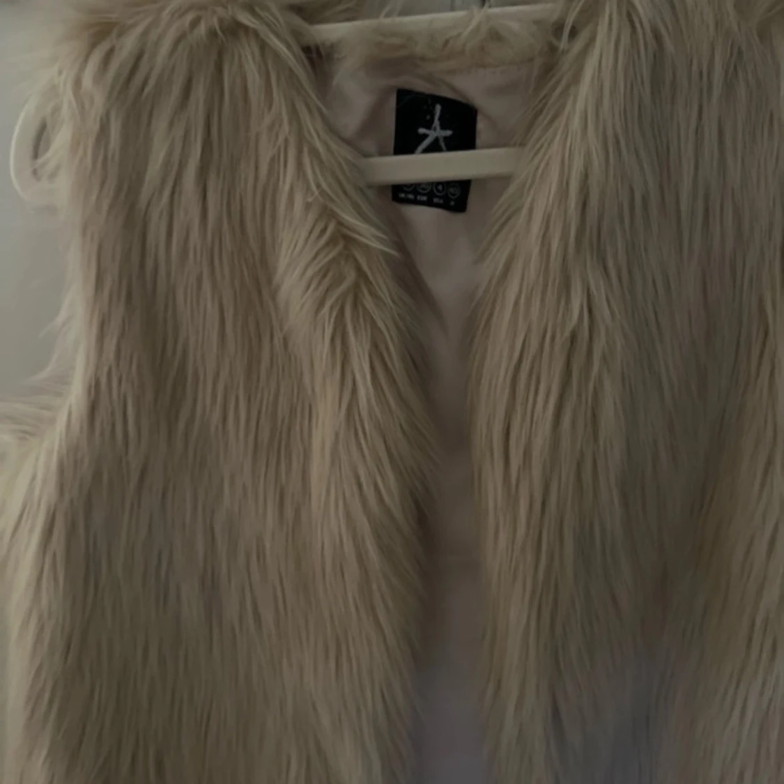 Beige pälsväst - 1