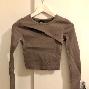 Lila ribbad topp från Gina Tricot - Säljer en snygg lila ribbad topp från Gina Tricot. Toppen har en asymmetrisk design med lång ärm och en croppad passform. Sitter snyggt pår en. För frågor eller fler bilder är det bara att skriva till mig 💕