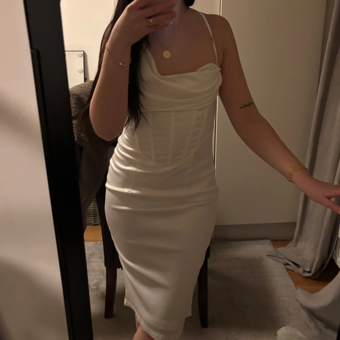 Vit axelbandslös klänning